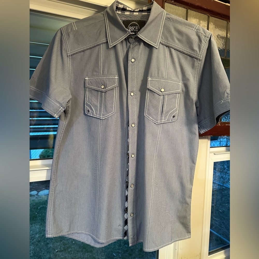 Buckle BKE Athletic Fit Men’s Large. Blue w/white stitching and Snap Buttons.